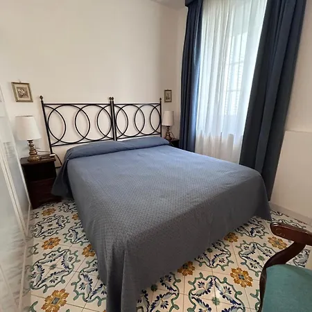 A Due Passi Dal Centro Igea 3* カプリ