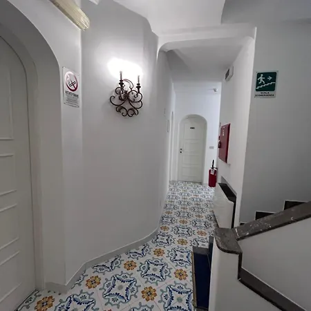 A Due Passi Dal Centro Igea アパートホテル カプリ