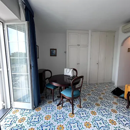 A Due Passi Dal Centro Igea Apart-hotel Capri