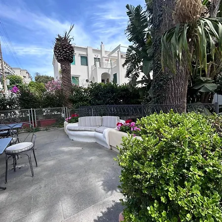 A Due Passi Dal Centro Igea Apart-hotel Capri