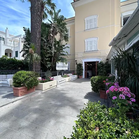 A Due Passi Dal Centro Igea 3* Capri